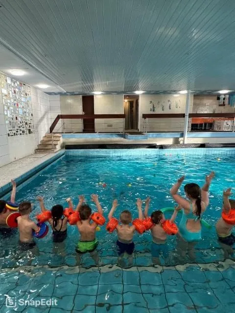 Kindergruppe beim Schwimmkurs